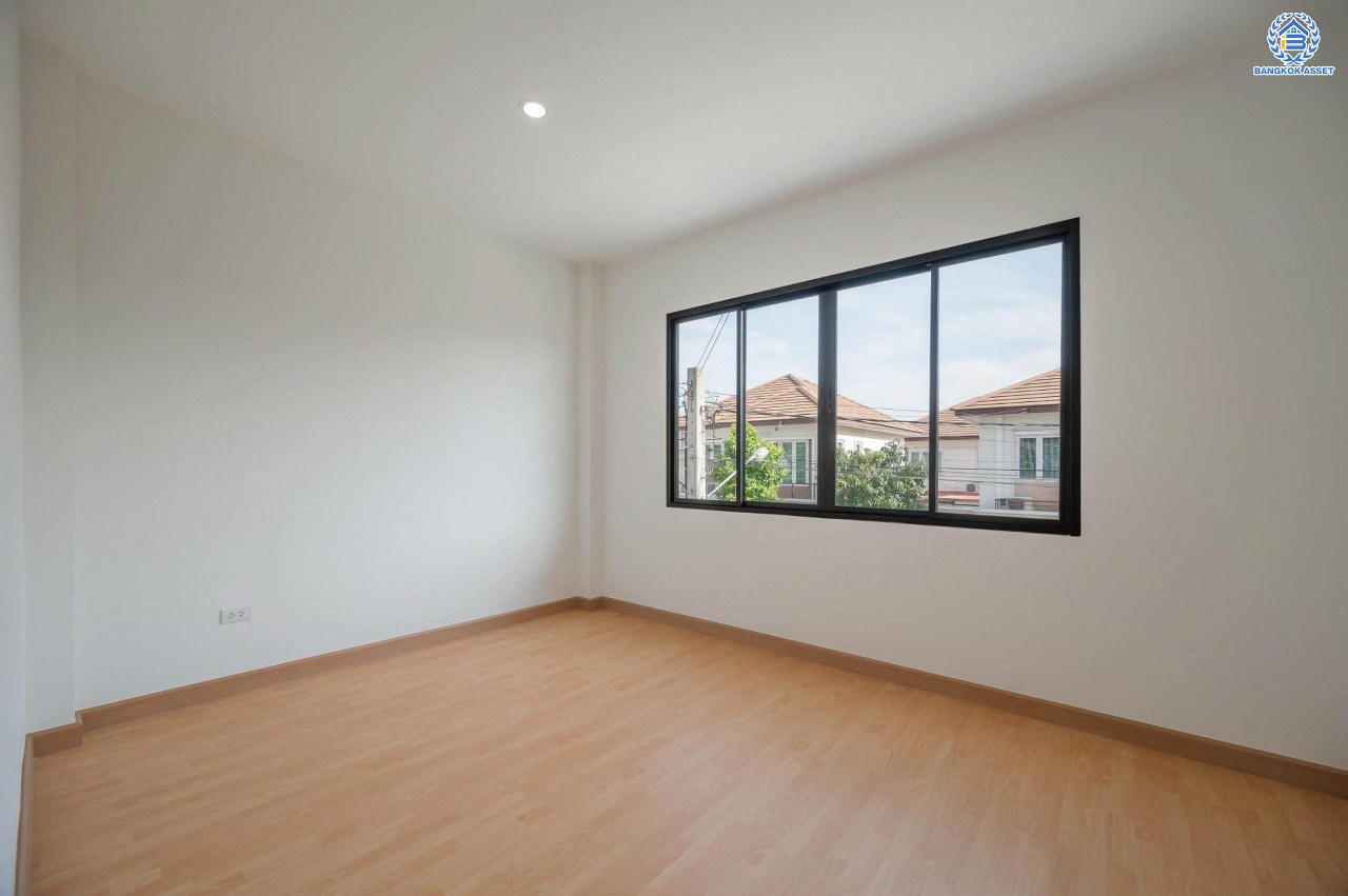 บ้านมือสองตกแต่งใหม่ โครงการ รติรมย์ ฟิฟท์ ราชพฤกษ์-ปิ่นเกล้า หลังมุม เนื้อที่ 57.5 ตร.ว. ฟังก์ชัน 3 ห้องนอน 3 ห้องน้ำ 2 ที่จอดรถ บรรยากาศเป็นส่วนตัว บนทำเลยอดนิยม เชื่อมต่อถนนสวนผัก, ถนนราชพฤกษ์, ถนนบางกรวย-ไทรน้อย ใกล้เซ็นทรัลเวสต์วิลล์ และจุดขึ้นทางด่วน "ศรีรัช"